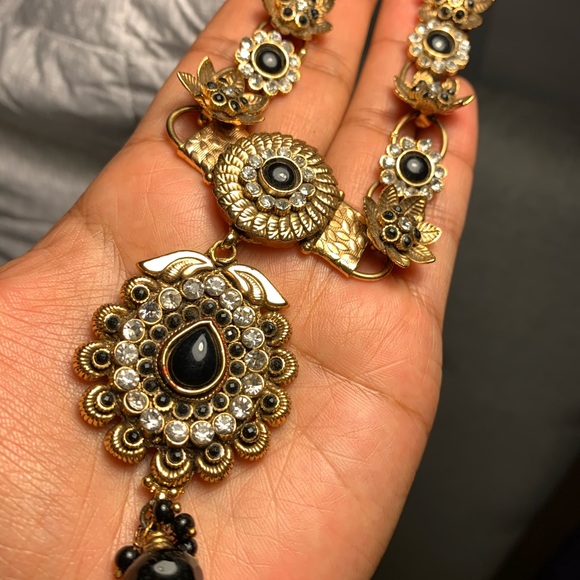 Kundan set Necklace & earrings. - Picture 2 of 3